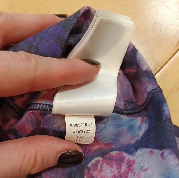NWOT Athleta Salutation Stash Pocket II Printed 7/8 Tight Dappled Purple Bloom M - Picture 9 of 10